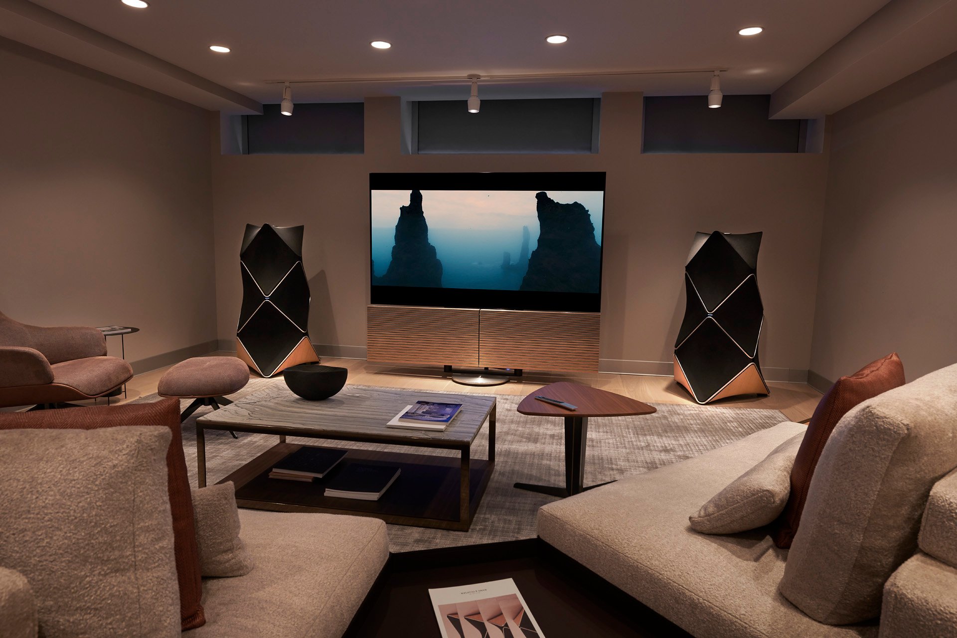 SoWa showroom: home cinema with a television and two sculptural floor-standing speakers